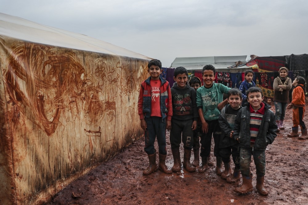 İdlib’de çamura batmış hüzünlü kampları, çocuklar neşelendiriyor 15