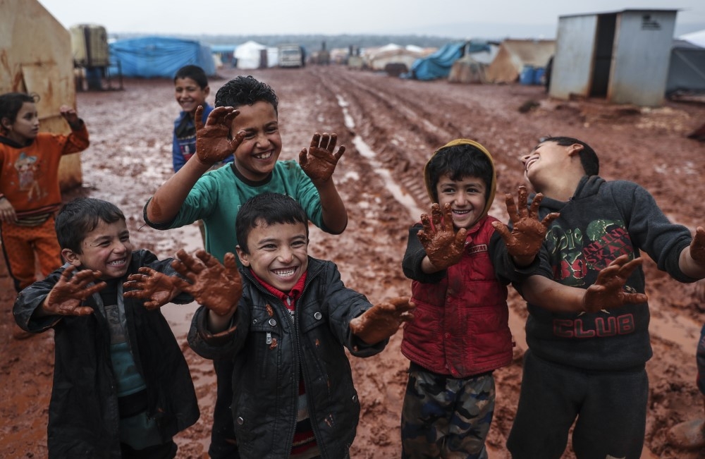 İdlib’de çamura batmış hüzünlü kampları, çocuklar neşelendiriyor 16
