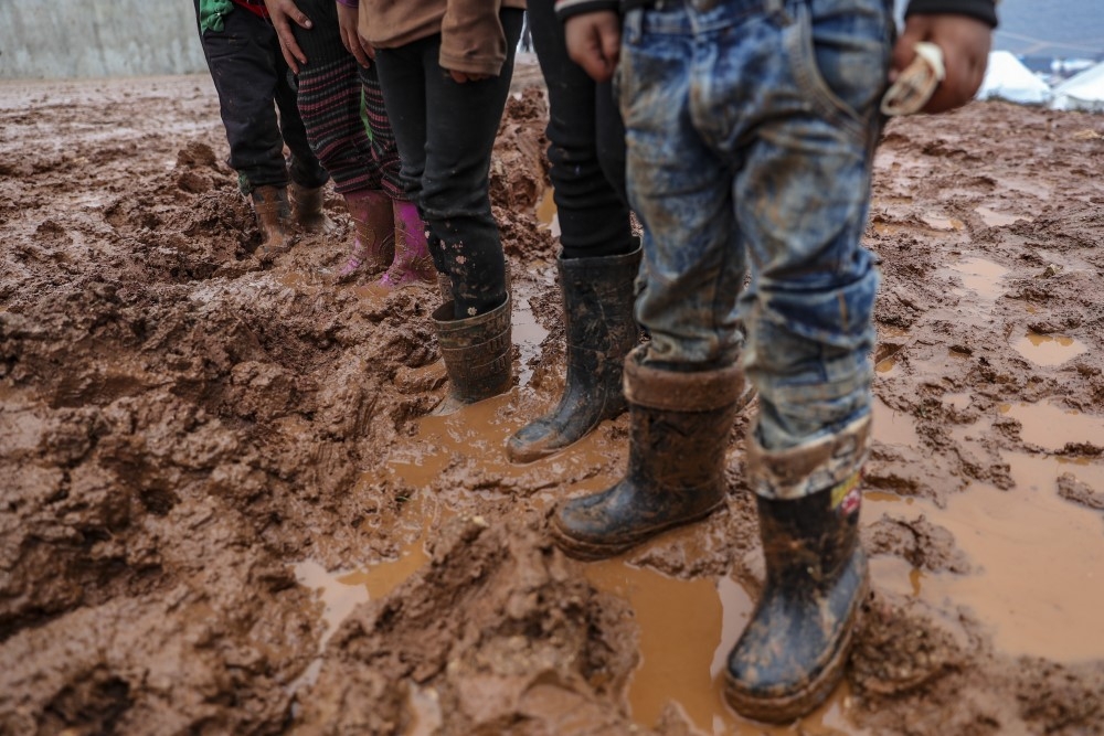 İdlib’de çamura batmış hüzünlü kampları, çocuklar neşelendiriyor 17