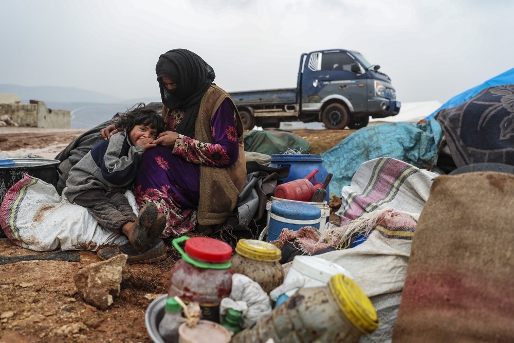 İdlib’de çamura batmış hüzünlü kampları, çocuklar neşelendiriyor 3
