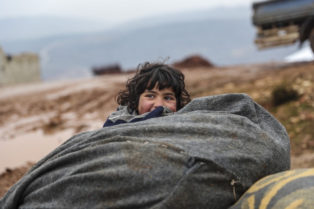 İdlib’de çamura batmış hüzünlü kampları, çocuklar neşelendiriyor 4