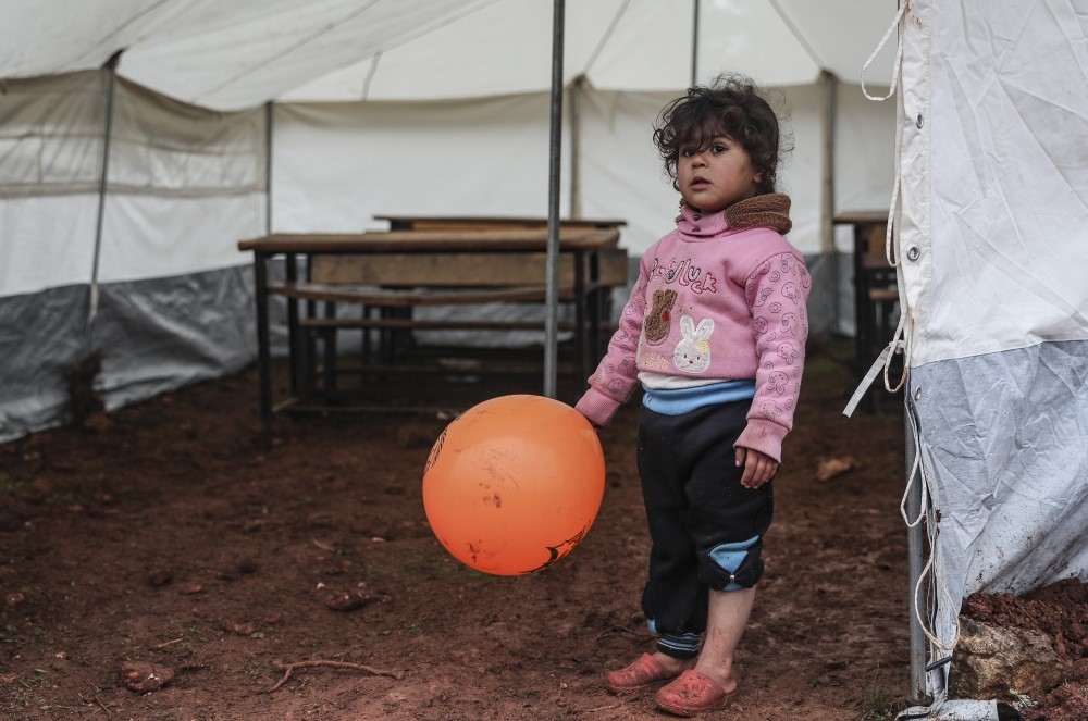 İdlib’de çamura batmış hüzünlü kampları, çocuklar neşelendiriyor 5
