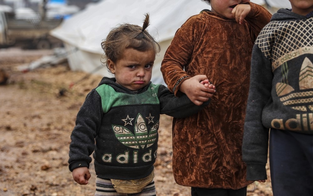 İdlib’de çamura batmış hüzünlü kampları, çocuklar neşelendiriyor 7