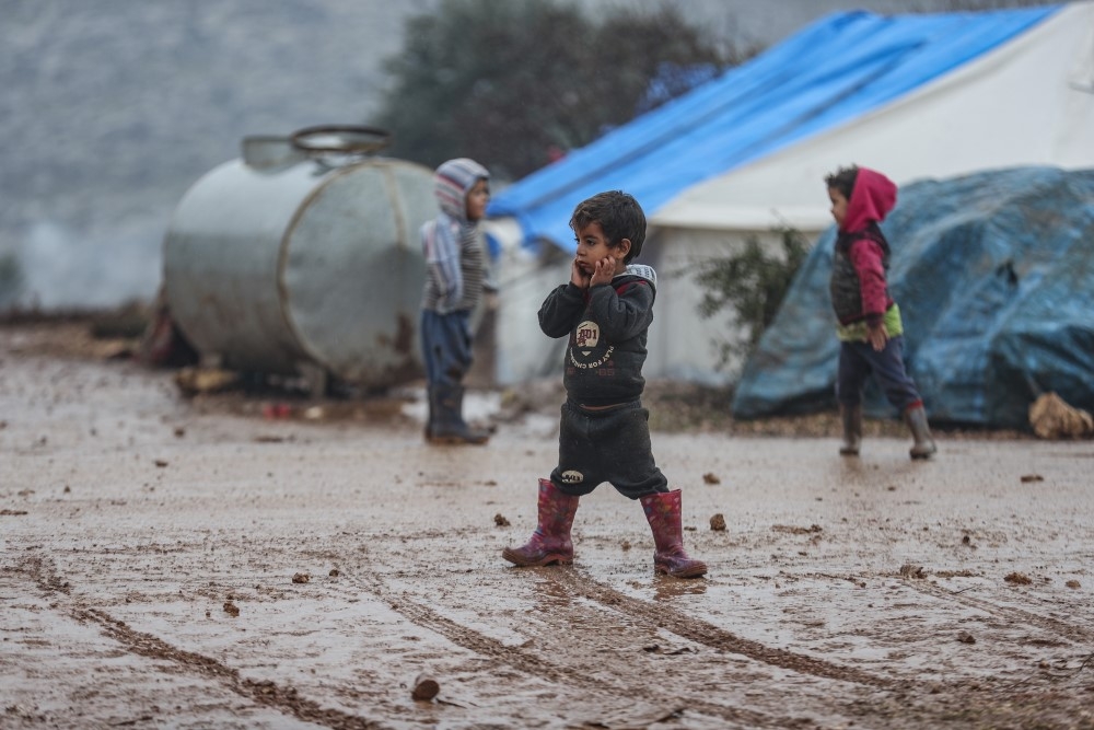 İdlib’de çamura batmış hüzünlü kampları, çocuklar neşelendiriyor 8