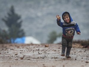 İdlib’de çamura batmış hüzünlü kampları, çocuklar neşelendiriyor