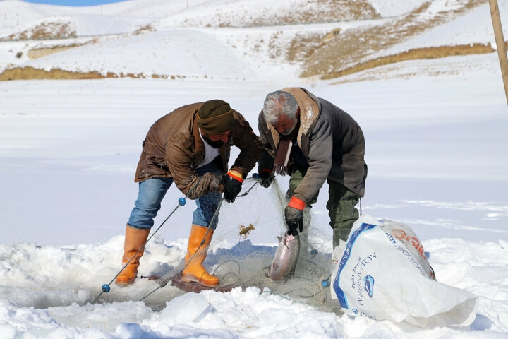 Donan gölde tehlikeli hareket: Buzu kırıp balık avlıyorlar 10