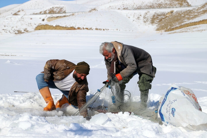 Donan gölde tehlikeli hareket: Buzu kırıp balık avlıyorlar 11