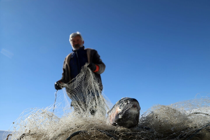 Donan gölde tehlikeli hareket: Buzu kırıp balık avlıyorlar 3