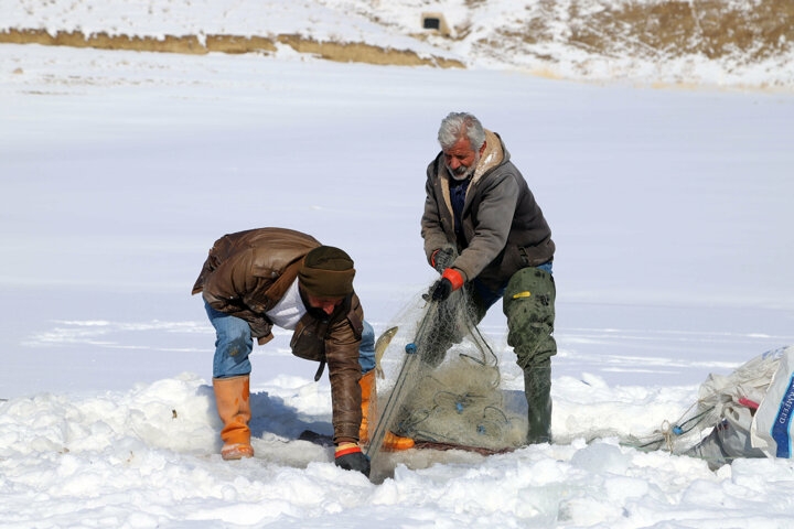 Donan gölde tehlikeli hareket: Buzu kırıp balık avlıyorlar 5