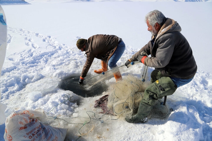 Donan gölde tehlikeli hareket: Buzu kırıp balık avlıyorlar 6