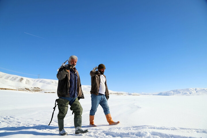 Donan gölde tehlikeli hareket: Buzu kırıp balık avlıyorlar 7