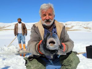 Donan gölde tehlikeli hareket: Buzu kırıp balık avlıyorlar