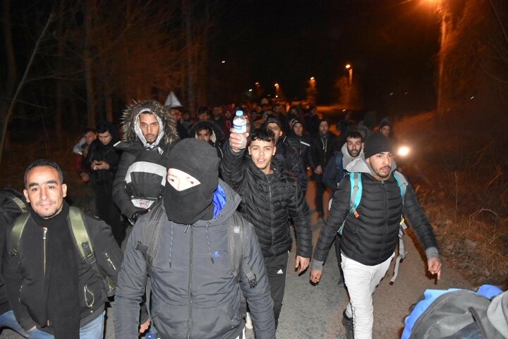 Kapıların açıldığını duyan göçmenler sınıra akın etmeye başladı 14