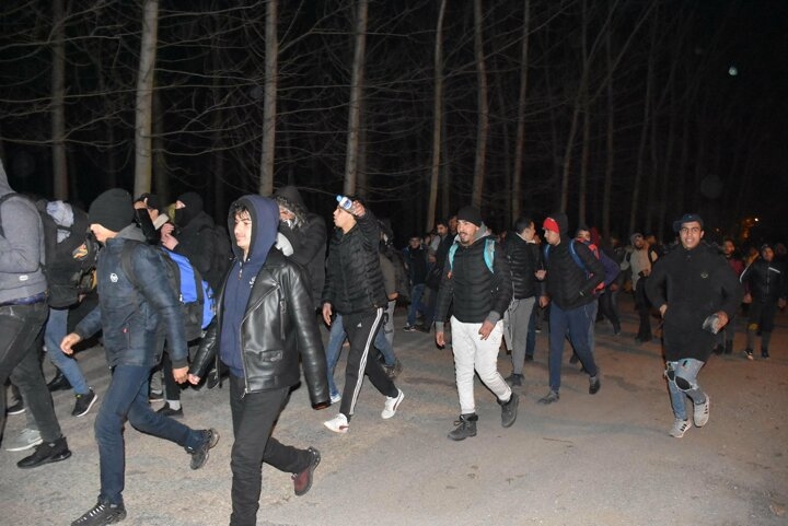 Kapıların açıldığını duyan göçmenler sınıra akın etmeye başladı 15