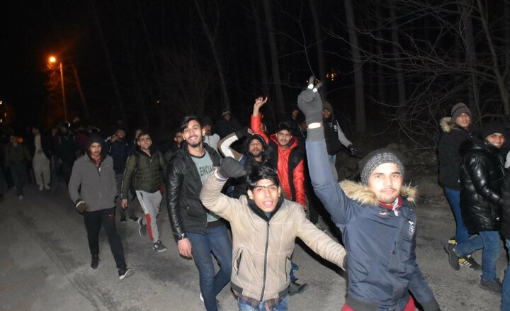 Kapıların açıldığını duyan göçmenler sınıra akın etmeye başladı 17