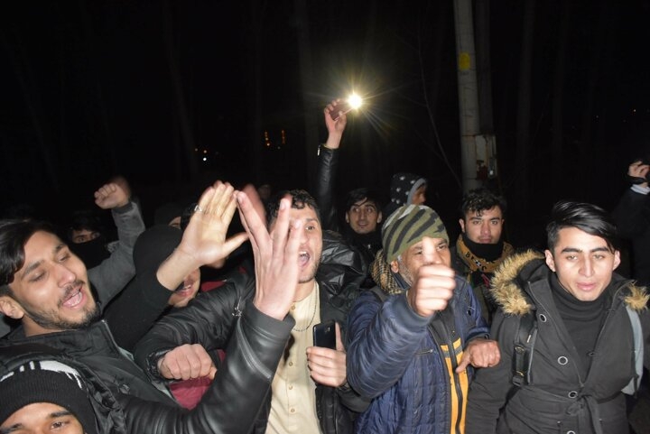 Kapıların açıldığını duyan göçmenler sınıra akın etmeye başladı 18