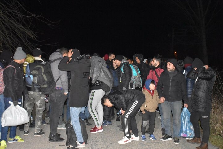 Kapıların açıldığını duyan göçmenler sınıra akın etmeye başladı 22