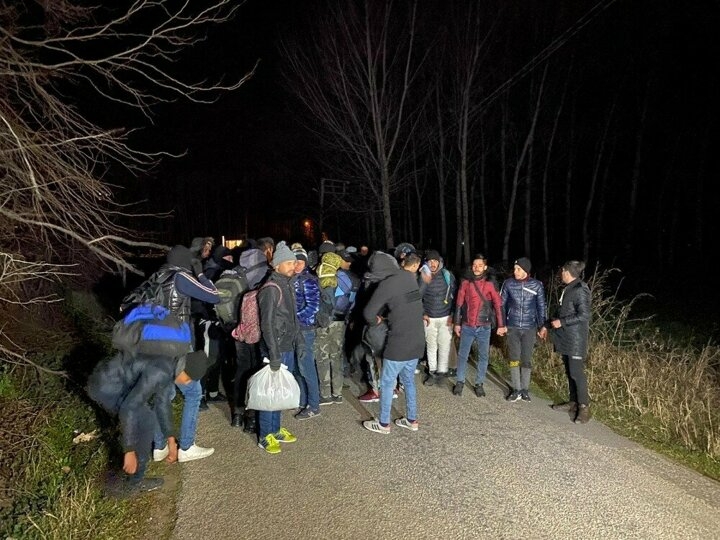 Kapıların açıldığını duyan göçmenler sınıra akın etmeye başladı 24