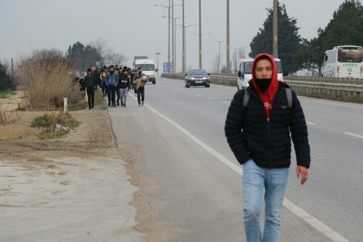 Kapıların açıldığını duyan göçmenler sınıra akın etmeye başladı 26
