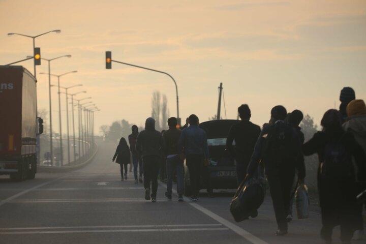 Kapıların açıldığını duyan göçmenler sınıra akın etmeye başladı 28