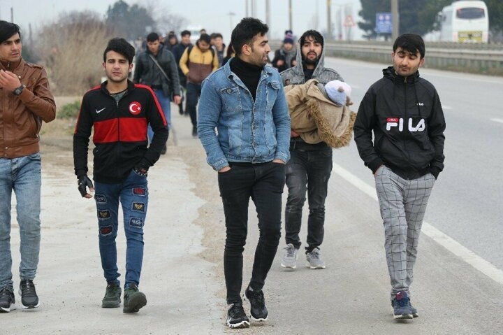 Kapıların açıldığını duyan göçmenler sınıra akın etmeye başladı 3