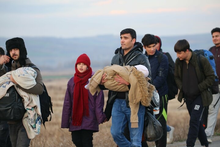 Kapıların açıldığını duyan göçmenler sınıra akın etmeye başladı 30