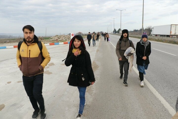 Kapıların açıldığını duyan göçmenler sınıra akın etmeye başladı 4