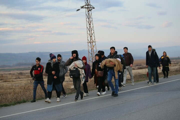 Kapıların açıldığını duyan göçmenler sınıra akın etmeye başladı 5