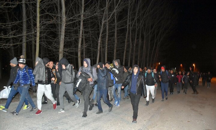 Kapıların açıldığını duyan göçmenler sınıra akın etmeye başladı 7