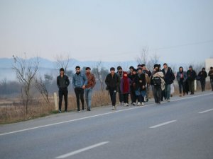 Kapıların açıldığını duyan göçmenler sınıra akın etmeye başladı