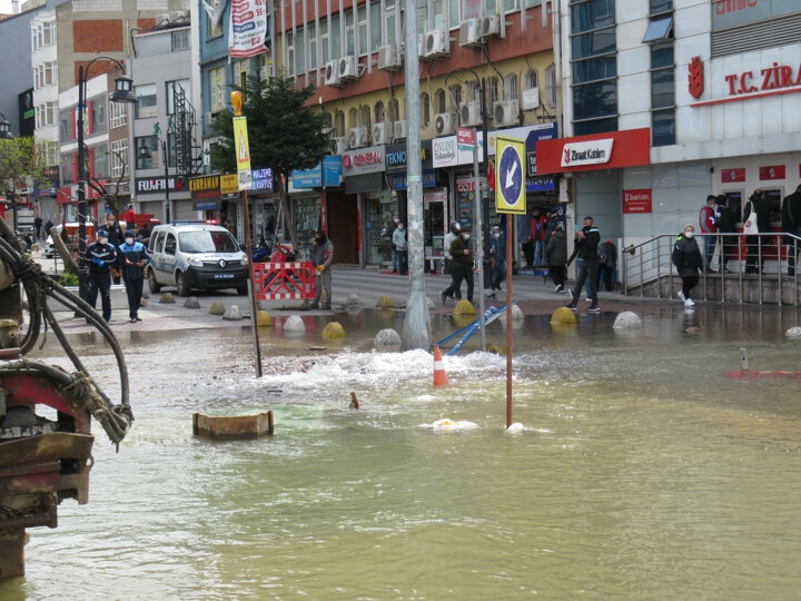Kadıköy'de cadde göle döndü 10
