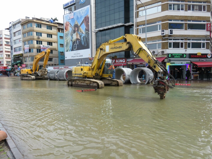 Kadıköy'de cadde göle döndü 3