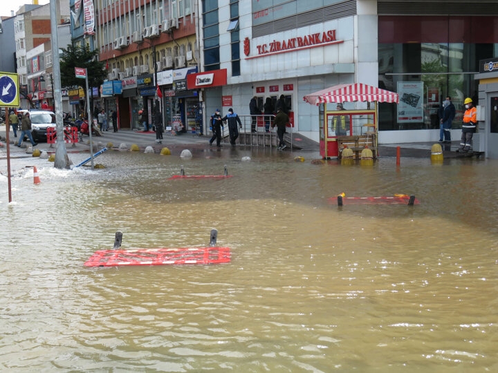 Kadıköy'de cadde göle döndü 5