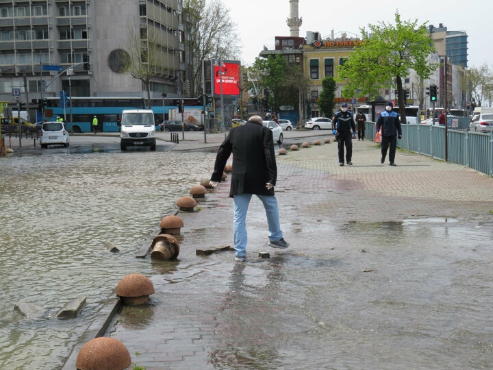 Kadıköy'de cadde göle döndü 8