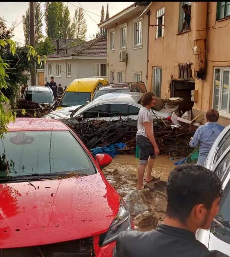 Bursa'da sel hayatı felç etti! Gelen fotoğraflar hayrete düşürdü! 13