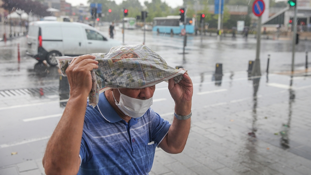 İstanbul'da yağış hayatı olumsuz etkiledi 1