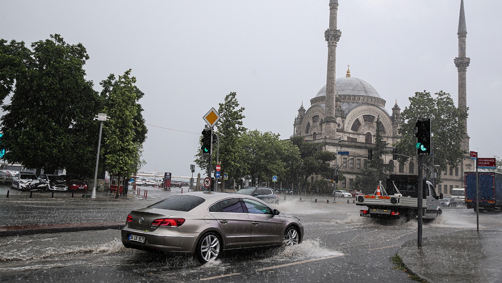 İstanbul'da yağış hayatı olumsuz etkiledi 2