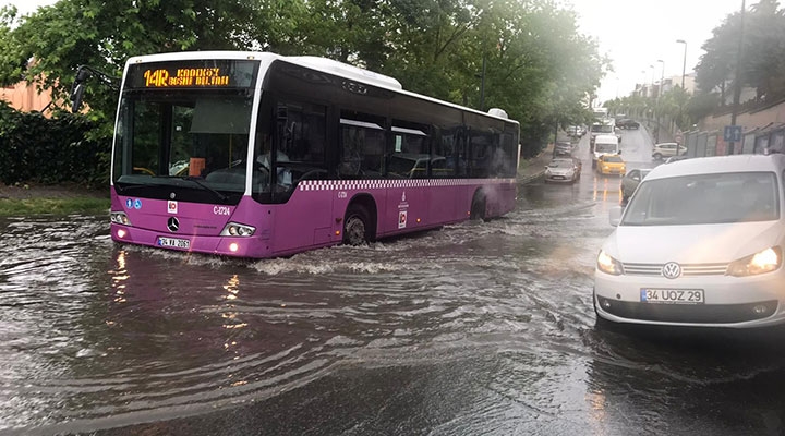 İstanbul'da yağış hayatı olumsuz etkiledi 8