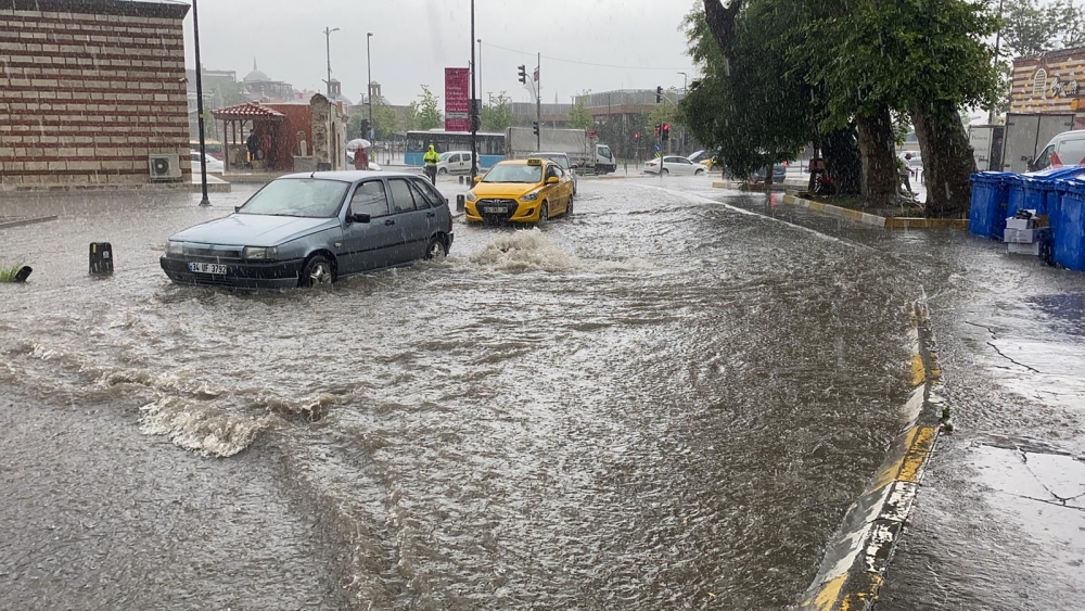 İstanbul'da yağış hayatı olumsuz etkiledi 9