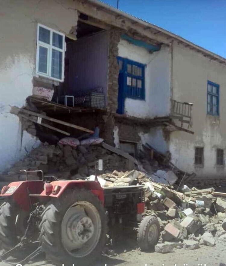 Van'da korkutan deprem: Olay yerinden ilk görüntüler 1