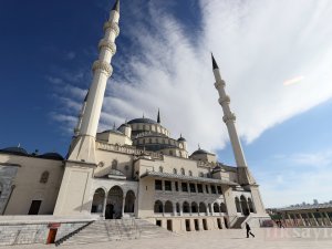 Kocatepe Camisi'nde yeni yılın ilk cuma namazı kılındı