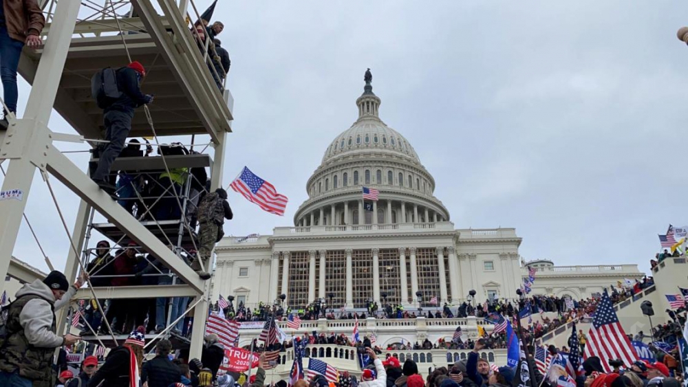 ABD'de Trump destekçileri Kongre binasını bastı 18