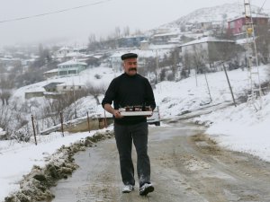 Karla mücadele ekiplerine çaylar vatandaştan