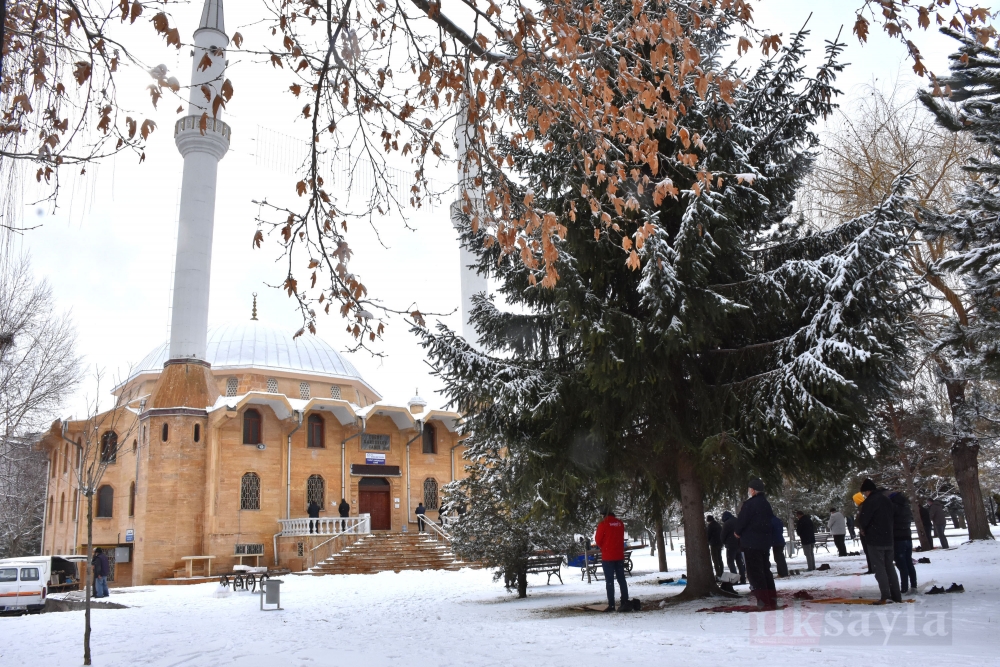 Sivas'ta, kar üzerinde cuma namazı 6