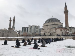 Sivas'ta, kar üzerinde cuma namazı