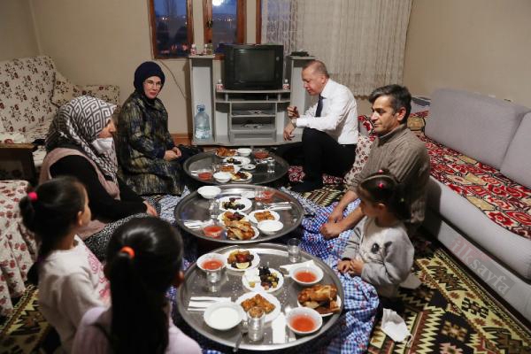 Cumhurbaşkanı Erdoğan, vatandaşın evinde iftara katıldı 5