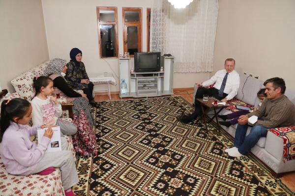 Cumhurbaşkanı Erdoğan, vatandaşın evinde iftara katıldı 6