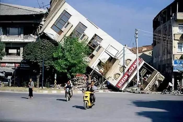 17 Ağustos Marmara depreminin üzerinden 22 yıl geçti 1