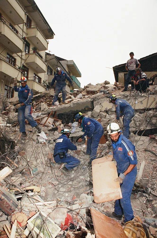 17 Ağustos Marmara depreminin üzerinden 22 yıl geçti 10