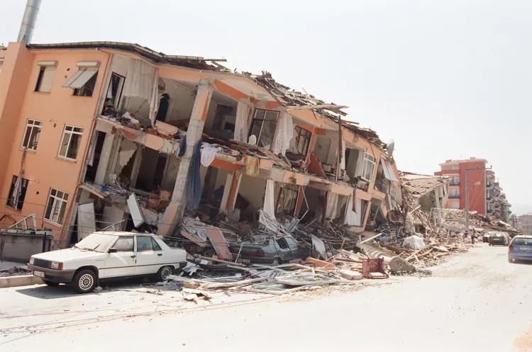 17 Ağustos Marmara depreminin üzerinden 22 yıl geçti 13